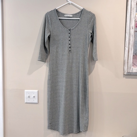 🔥Abercrombie & Fitch Gray Sheath Dress 3/4 Sleeve Scoop Neck🔥 - Picture 1 of 7